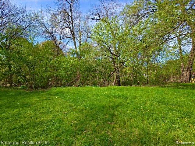 9691 Elizabeth Lake Road, White Lake, MI 48386