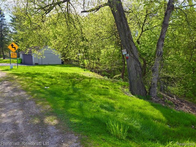 9691 Elizabeth Lake Road, White Lake, MI 48386