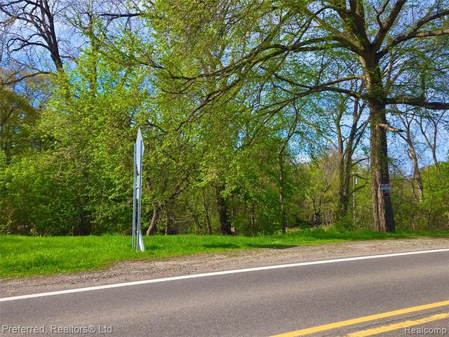 9691 Elizabeth Lake Road, White Lake, MI 48386