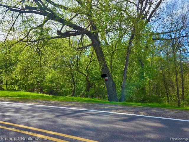 9691 Elizabeth Lake Road, White Lake, MI 48386