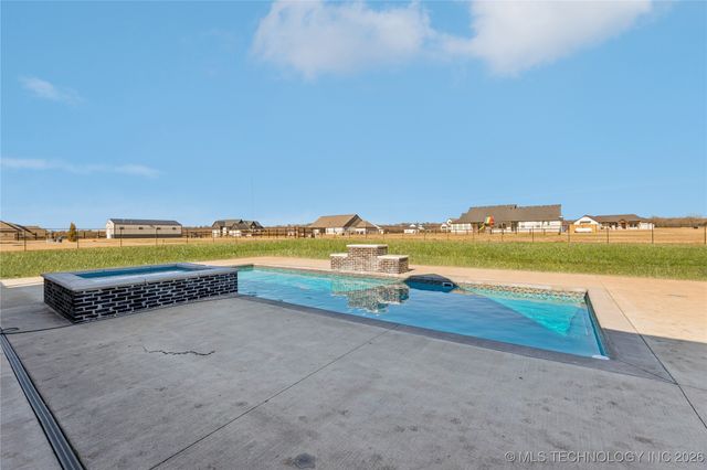 29517 E 105th Street S, Coweta, OK 74429