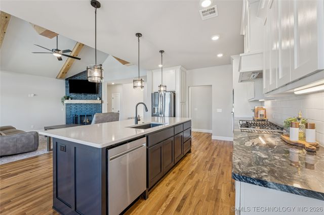 29517 E 105th Street S, Coweta, OK 74429