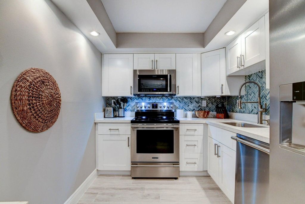 Image 8 of property listing at 3221 S Ocean Boulevard 703, Highland Beach, FL 33487
