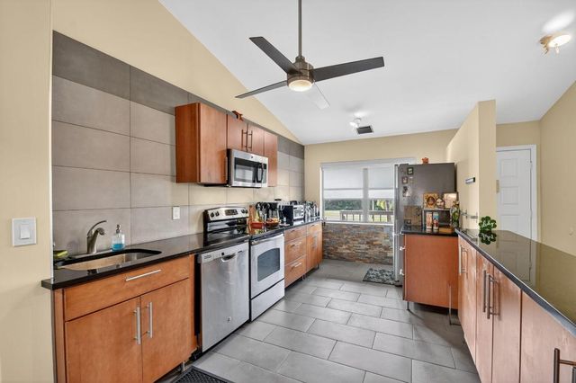 4900 Lucerne Lakes Boulevard 201, Lake Worth, FL 33467