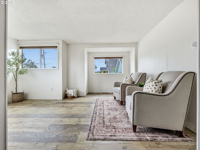 560 S Downing St, Seaside, OR 97138