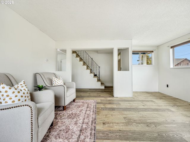 560 S Downing St, Seaside, OR 97138