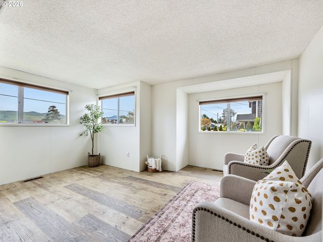 560 S Downing St, Seaside, OR 97138