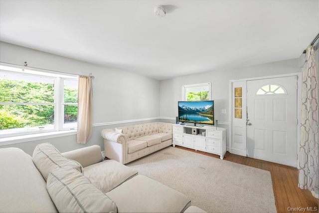 4 Cooks Lane, Westhampton, NY 11977