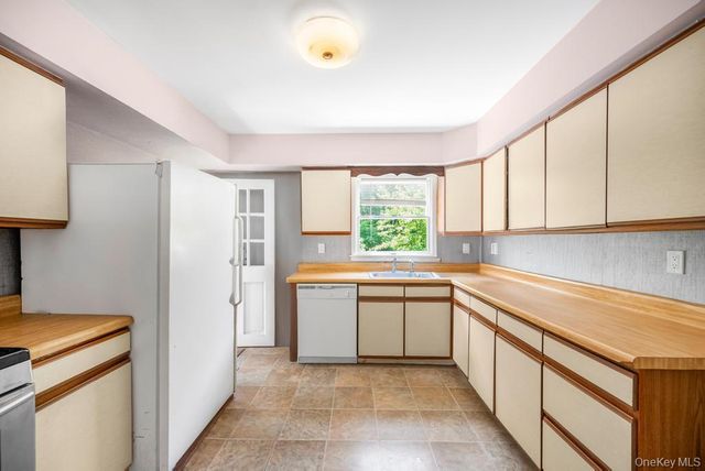 4 Cooks Lane, Westhampton, NY 11977