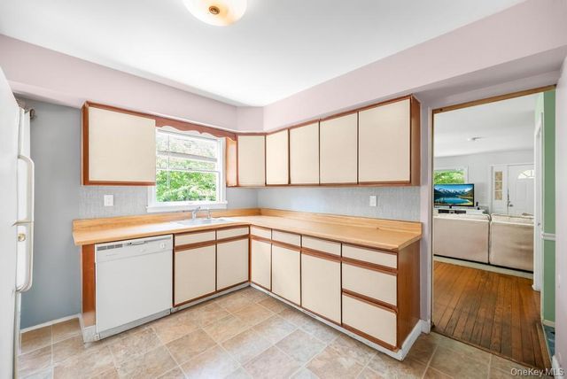 4 Cooks Lane, Westhampton, NY 11977