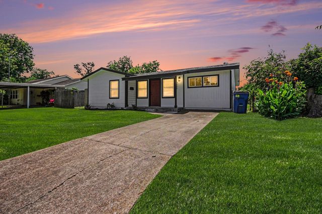 3009 Rust Avenue, Texas City, TX 77590