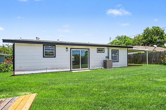 3009 Rust Avenue, Texas City, TX 77590
