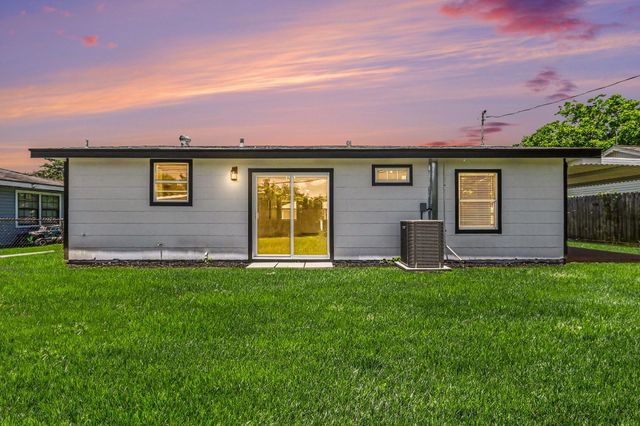3009 Rust Avenue, Texas City, TX 77590
