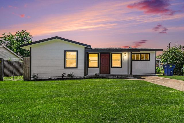 3009 Rust Avenue, Texas City, TX 77590
