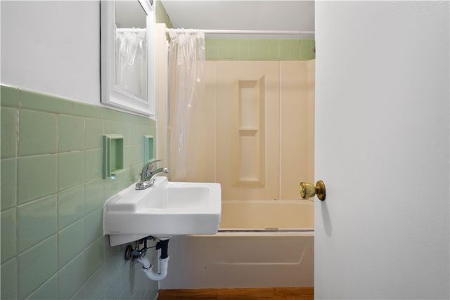 912 Hillsboro St, Sheraden, PA 15204