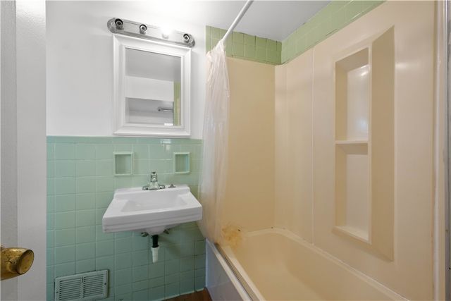 912 Hillsboro St, Sheraden, PA 15204