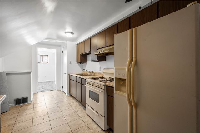 912 Hillsboro St, Sheraden, PA 15204