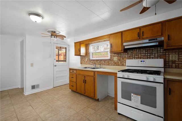 912 Hillsboro St, Sheraden, PA 15204