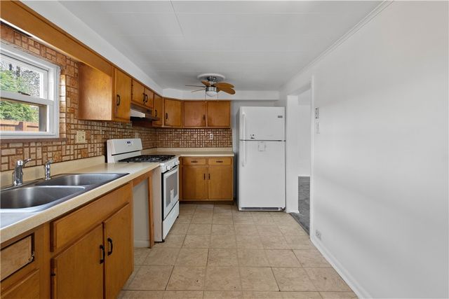 912 Hillsboro St, Sheraden, PA 15204