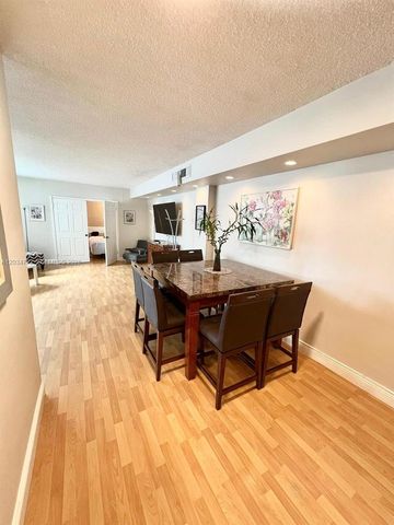 905 Brickell Bay Drive 1422, Miami, FL 33131