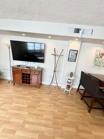 905 Brickell Bay Drive 1422, Miami, FL 33131