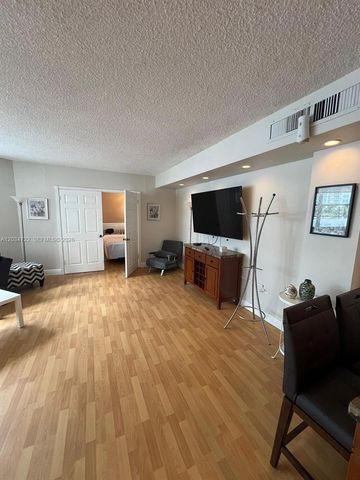 905 Brickell Bay Drive 1422, Miami, FL 33131