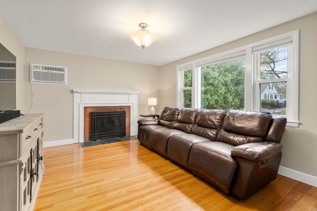 52 Ivan St, Lexington, MA 02420