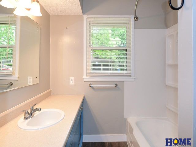 3824 Apple Street, Lincoln, NE 68503
