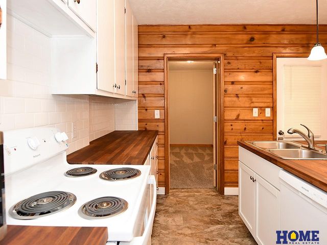 3824 Apple Street, Lincoln, NE 68503