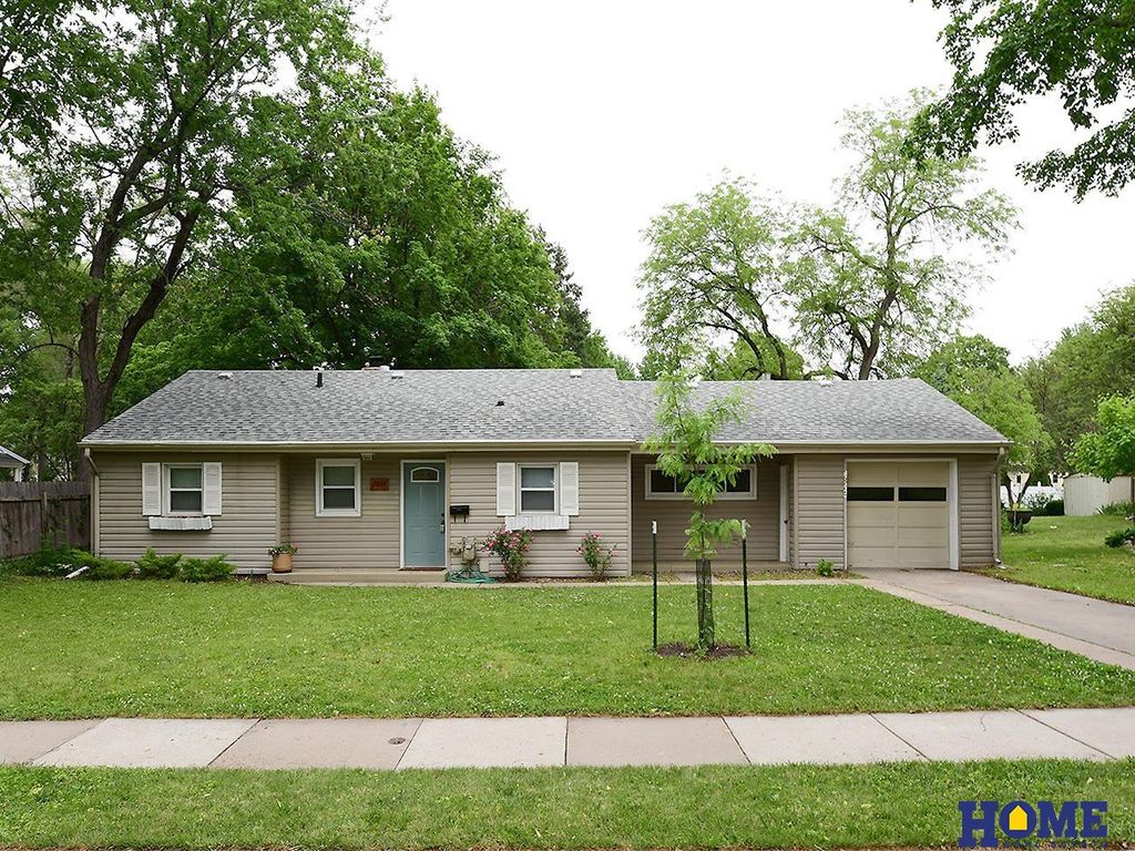 3824 Apple Street, Lincoln, NE 68503
