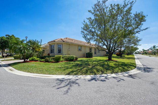 7086 Del Corso Lane, Delray Beach, FL 33446