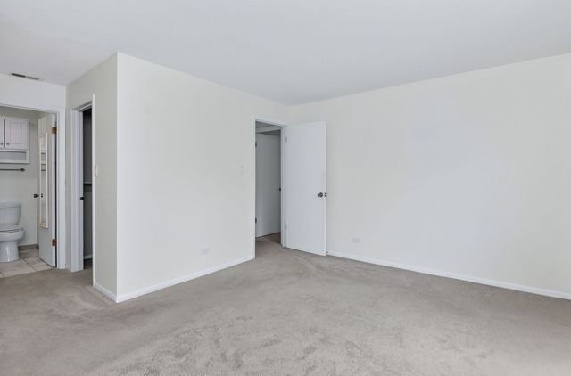 1715 Lakecliffe Drive B, Wheaton, IL 60189