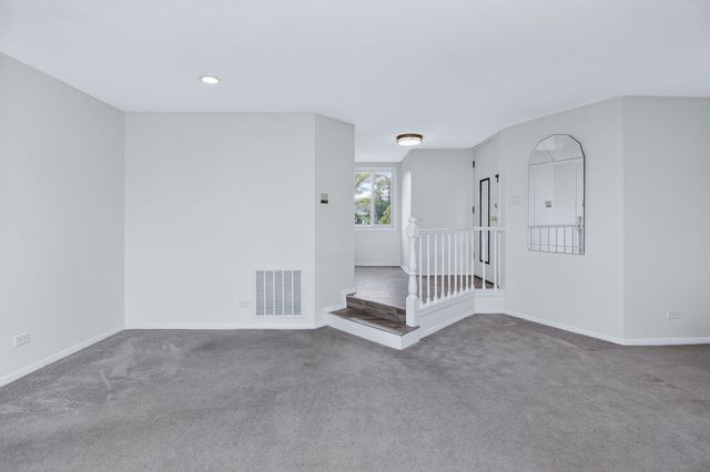 1715 Lakecliffe Drive B, Wheaton, IL 60189