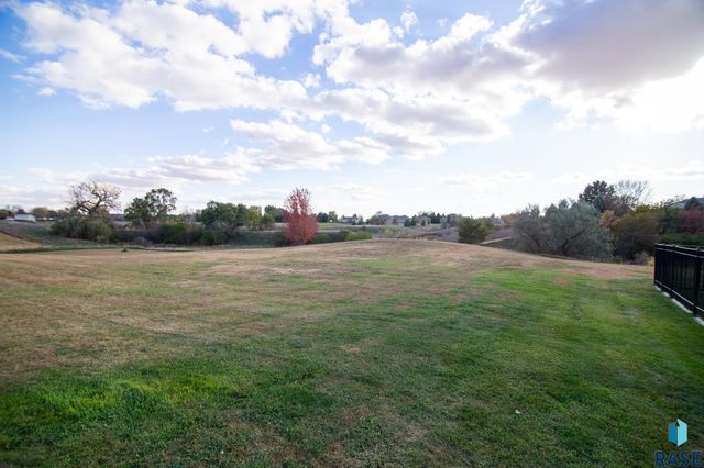 47869 Chateau Ct Court, Harrisburg, SD 57032