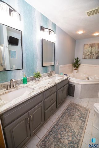 47869 Chateau Ct Court, Harrisburg, SD 57032