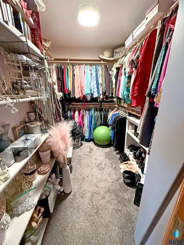 47869 Chateau Ct Court, Harrisburg, SD 57032