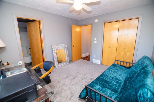 47869 Chateau Ct Court, Harrisburg, SD 57032