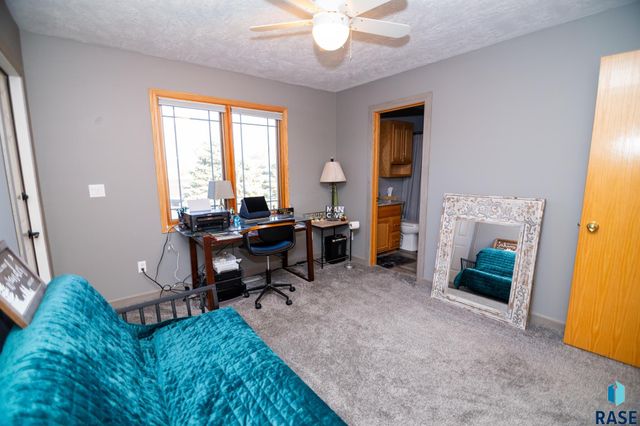 47869 Chateau Ct Court, Harrisburg, SD 57032