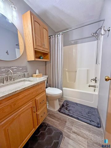 47869 Chateau Ct Court, Harrisburg, SD 57032