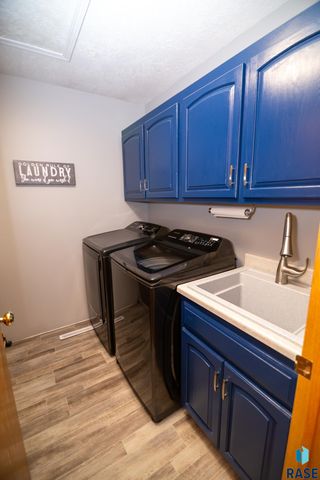 47869 Chateau Ct Court, Harrisburg, SD 57032