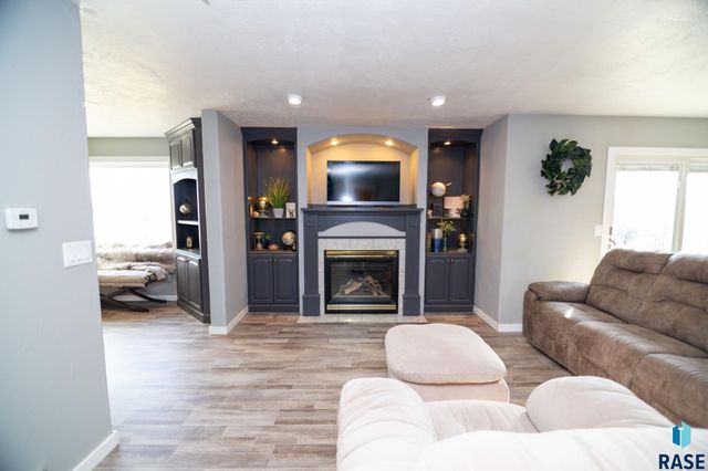 47869 Chateau Ct Court, Harrisburg, SD 57032