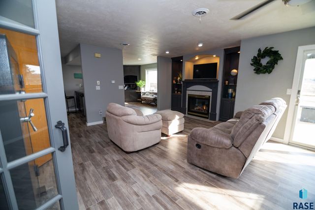 47869 Chateau Ct Court, Harrisburg, SD 57032