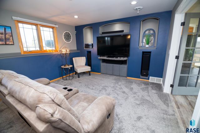 47869 Chateau Ct Court, Harrisburg, SD 57032