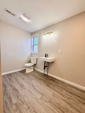 9-R Short St, Worcester, MA 01604