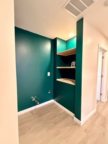 9-R Short St, Worcester, MA 01604