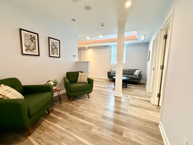 9-R Short St, Worcester, MA 01604