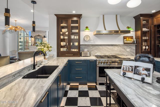 2211 E CAMELBACK Road 902, Phoenix, AZ 85016