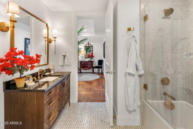 2211 E CAMELBACK Road 902, Phoenix, AZ 85016