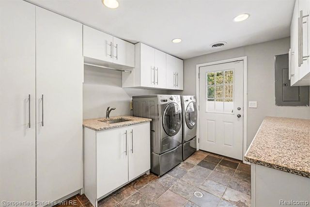 3289 Devon Brook Drive, Bloomfield Hills, MI 48302