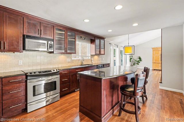 3289 Devon Brook Drive, Bloomfield Hills, MI 48302